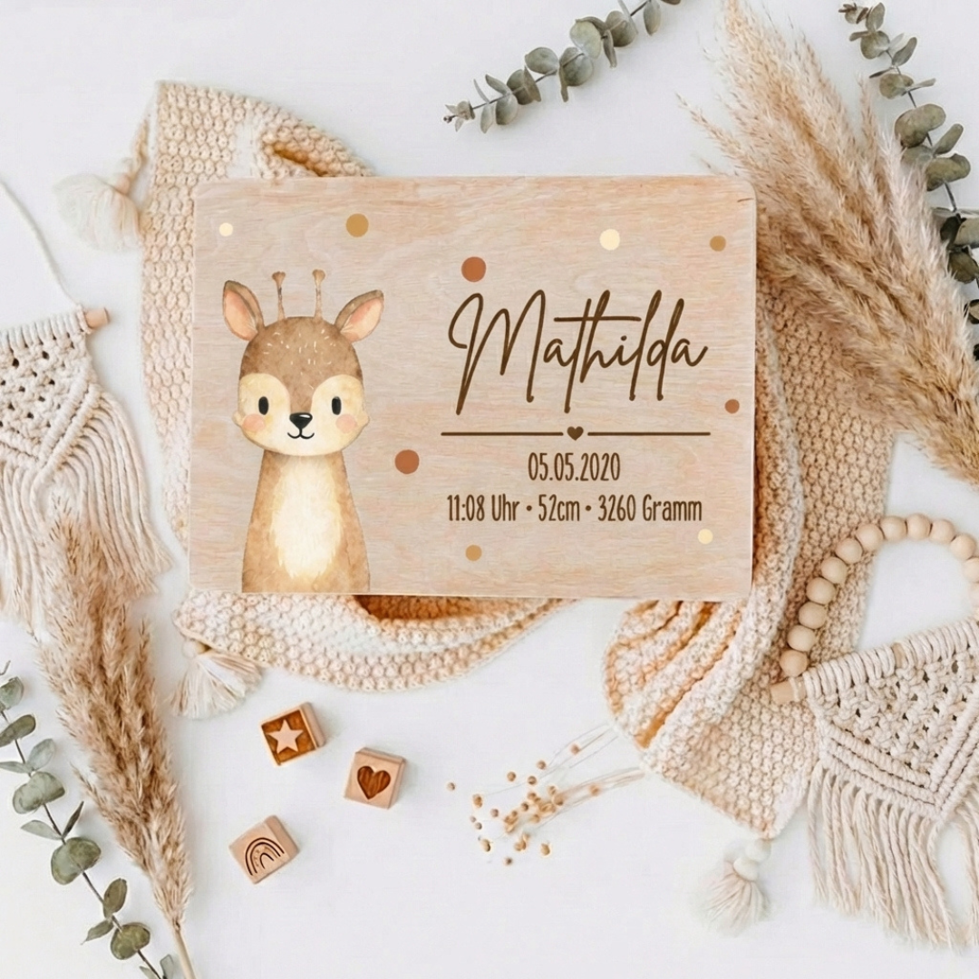 Personalisierte Erinnerungsbox aus Holz mit Namen – Aquarell Skandi Waldtiere – Geschenk zur Geburt & Taufe